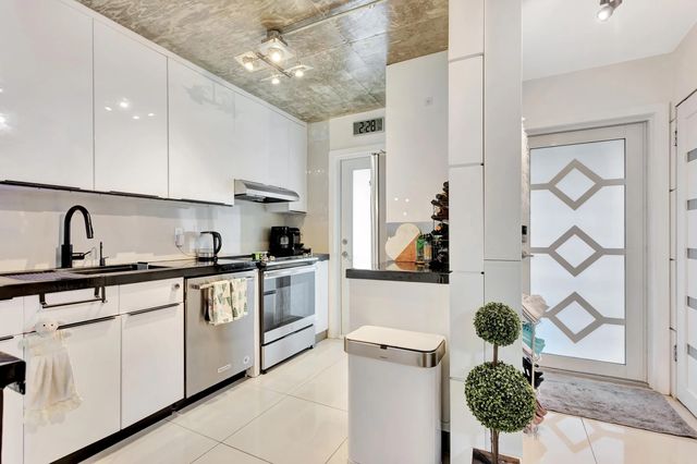 5 of 11 - 400 Se 10th Street #302, Deerfield Beach, FL