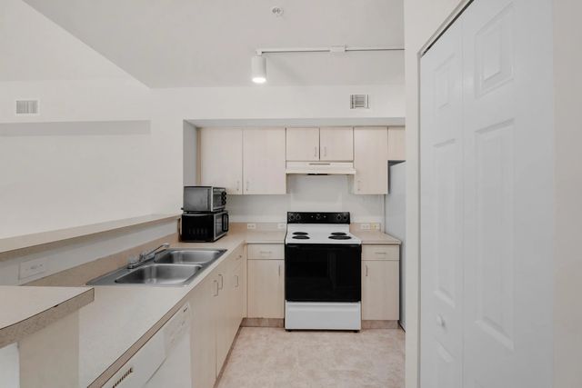 4 of 15 - 520 Sw 111th Avenue #301, Pembroke Pines, FL