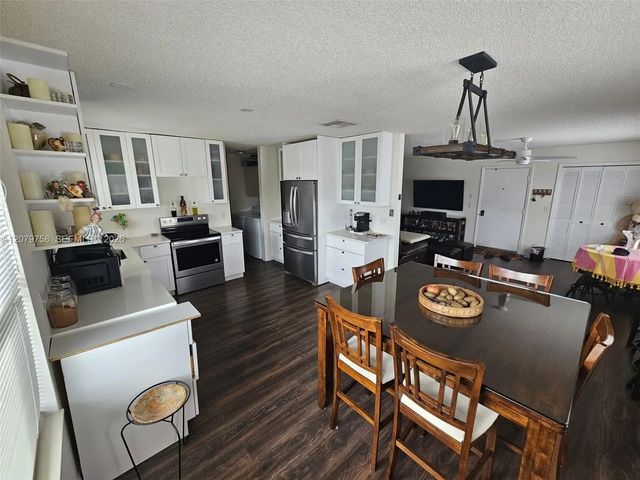 4 of 25 - 161 Se Village Drive #161, Port St. Lucie, FL