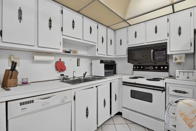 5 of 33 - 3920 Inverrary Boulevard #301c, Lauderhill, FL