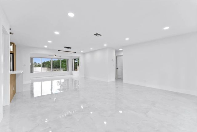 5 of 36 - 256 Greenbrier Drive, Palm Springs, FL