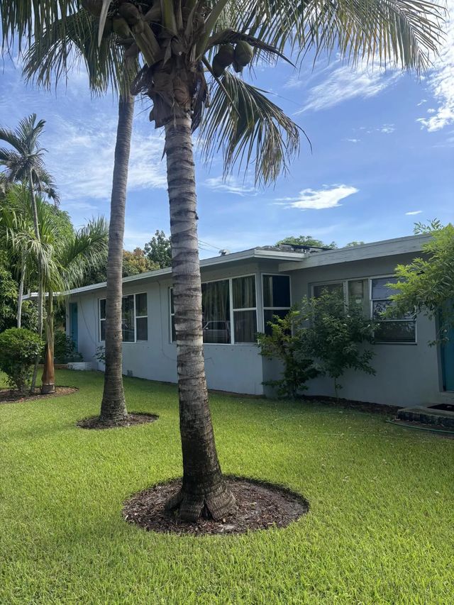 3 of 18 - 105 4th Street #105, Lake Park, FL