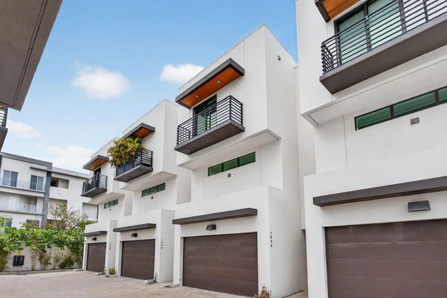 2 of 28 - 1044 N Victoria Park Road, Fort Lauderdale, FL