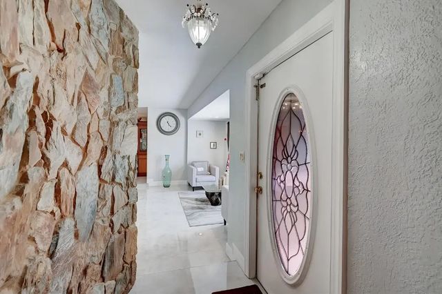 5 of 24 - 3925 Nw 35th Avenue, Lauderdale Lakes, FL