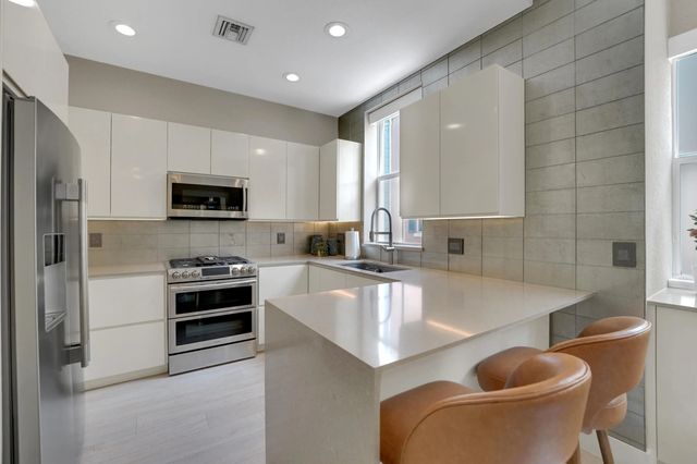 3 of 72 - 502 Ne 7th Avenue #unit 1, Fort Lauderdale, FL
