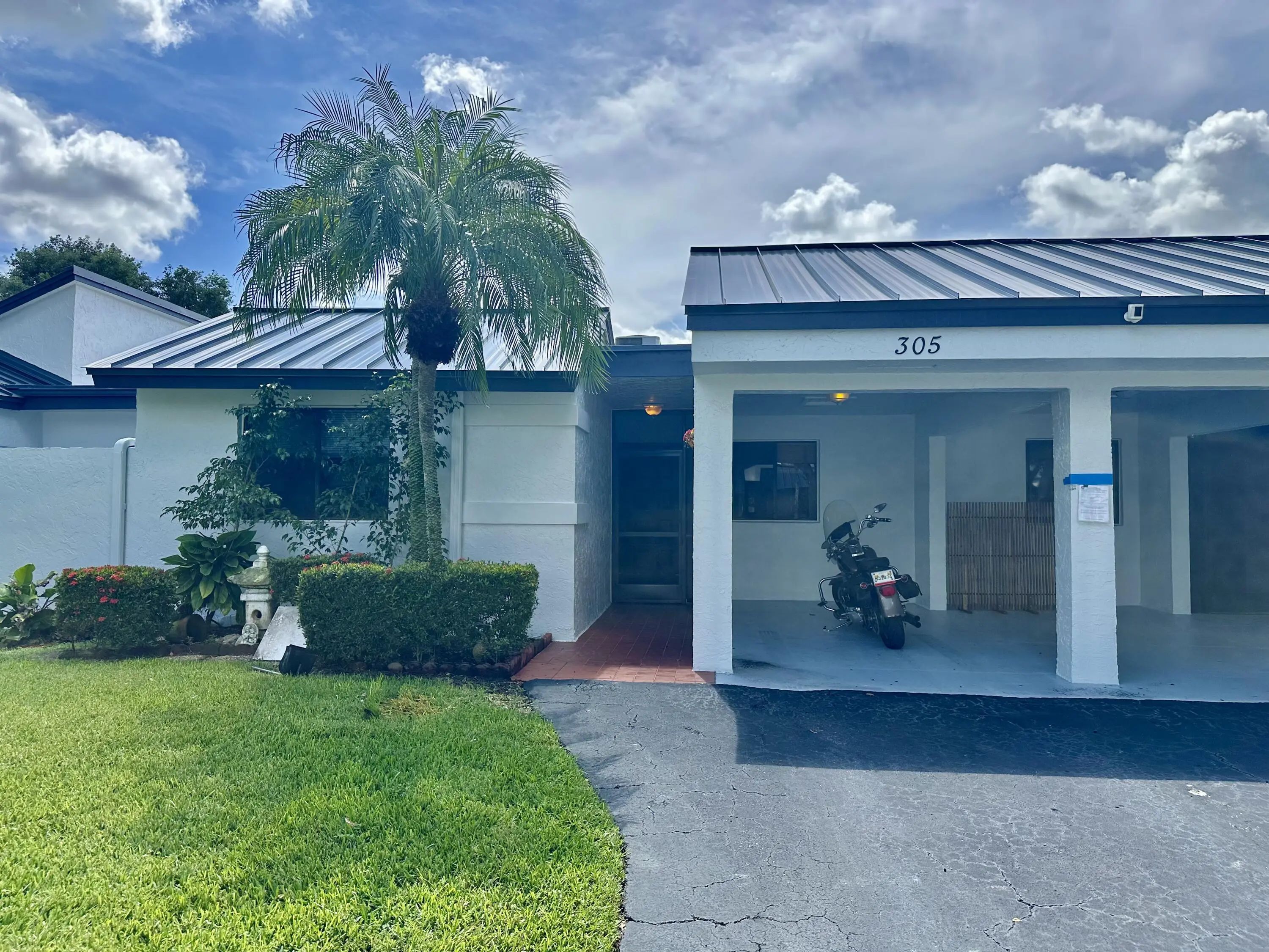 305 Lakeside Court, Sunrise