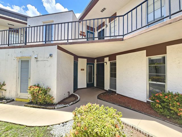 6 Greenway Village N #105, Royal Palm Beach