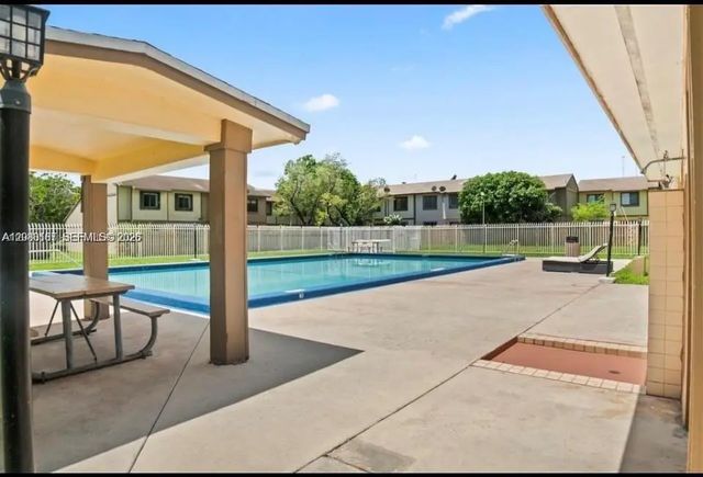 4 of 23 - 453 Ne 210th Terrace, Miami, FL
