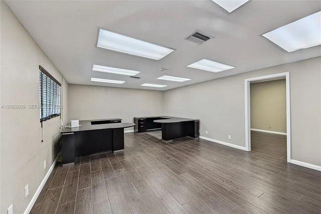 4 of 23 - 950 Ne 40th Court, Oakland Park, FL