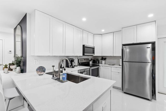 5 of 30 - 1621 Ne 1st Avenue, Pompano Beach, FL