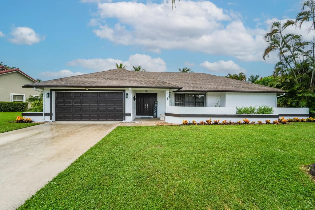 301 Knotty Wood Lane, Wellington