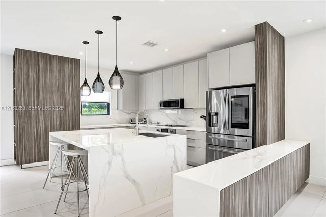 606 Ne 191st Terrace, Miami