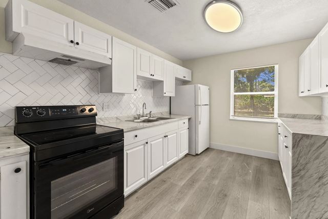 3 of 26 - 205 N 21st Street, Fort Pierce, FL
