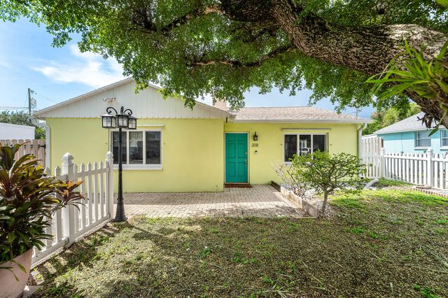 318 W Mango Street W, Lantana