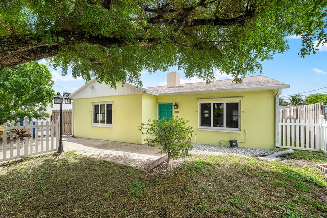 2 of 61 - 318 W Mango Street W, Lantana, FL