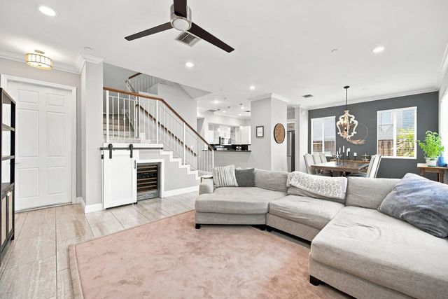4 of 37 - 633 Ne 11th Avenue, Fort Lauderdale, FL