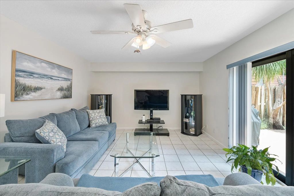 702 Nw 98th Circle, Plantation