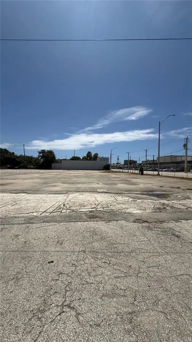 3 of 6 - 15151 W Dixie Highway, North Miami Beach, FL