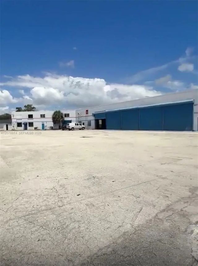 4 of 6 - 15151 W Dixie Highway, North Miami Beach, FL