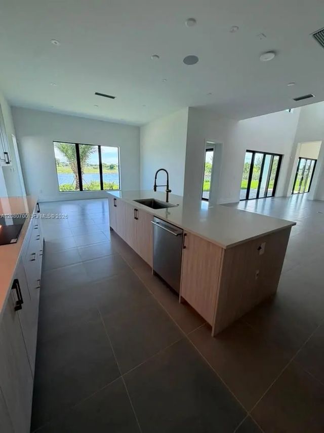 4 of 27 - 8540 Nw 160th Terrace, Miami Lakes, FL