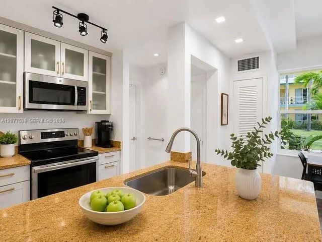4 of 22 - 910 Bay Drive #15, Miami Beach, FL