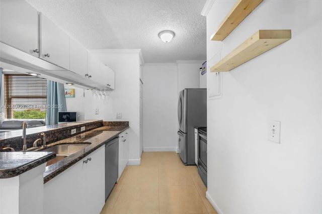 4 of 40 - 17150 N Bay Road #2516, Sunny Isles Beach, FL