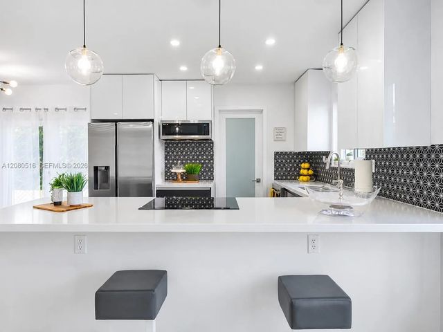 4 of 8 - 9900 Sw 87th Street, Miami, FL