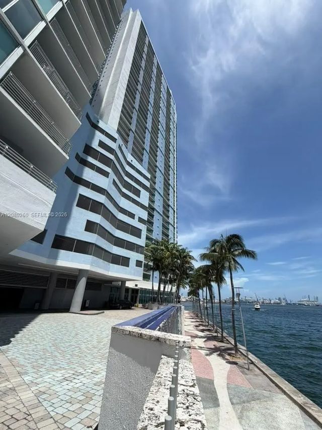 2 of 21 - 335 S Biscayne Boulevard #3901, Miami, FL