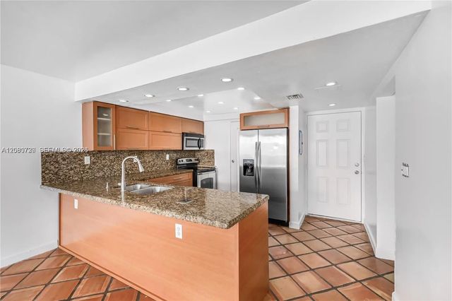 4 of 25 - 1045 10th Street #402, Miami Beach, FL