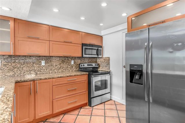 5 of 25 - 1045 10th Street #402, Miami Beach, FL