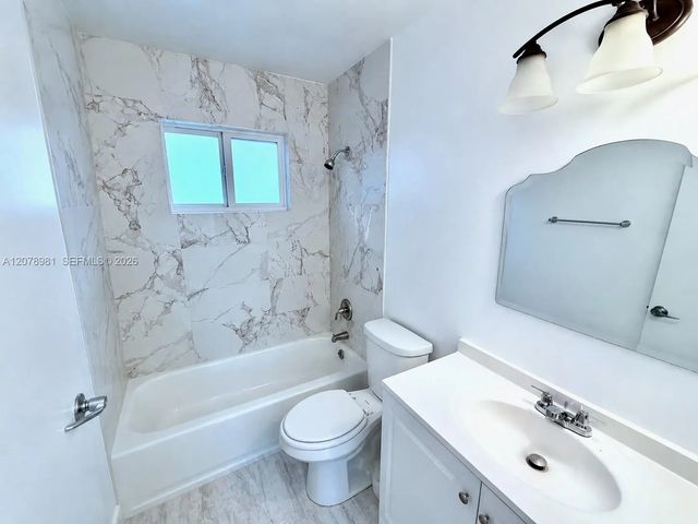 4 of 14 - 4940 Sw 25th Avenue, Dania Beach, FL