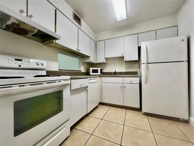 3 of 14 - 5201 Geneva Way #109, Doral, FL