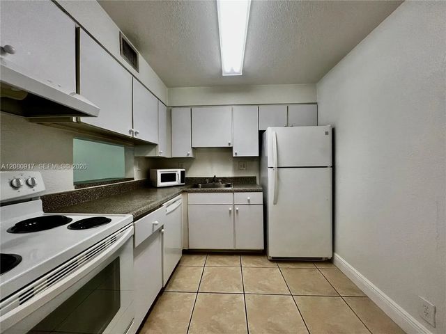 4 of 14 - 5201 Geneva Way #109, Doral, FL