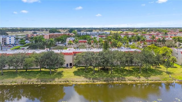 5 of 27 - 7891 N Sunrise Lakes Drive #305, Sunrise, FL