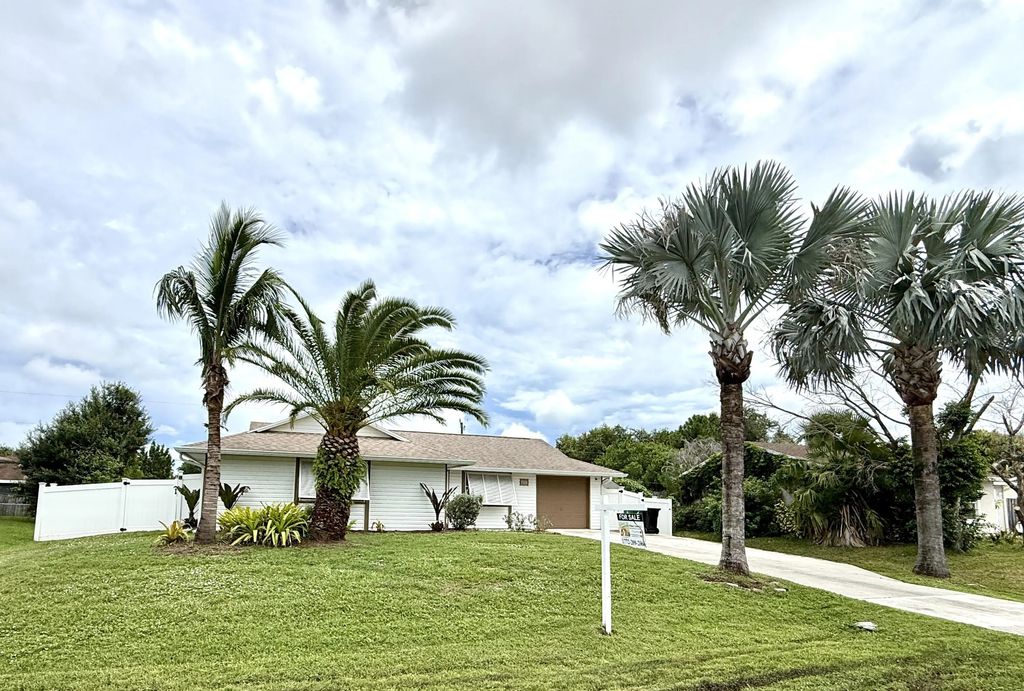 637 Sw Granadeer Street, Port St. Lucie