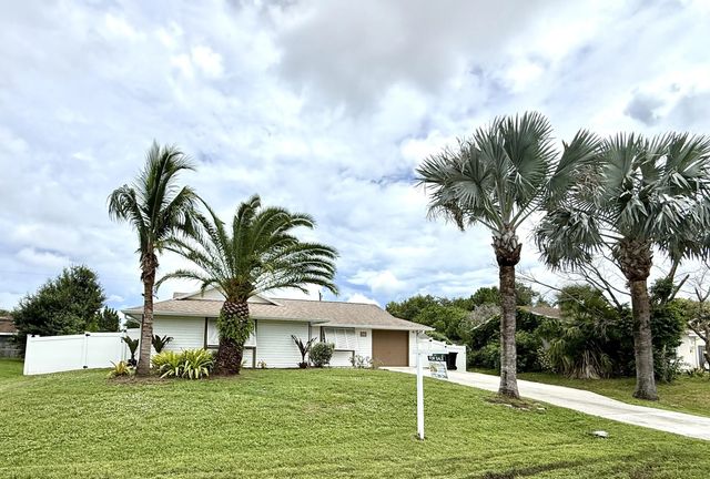 637 Sw Granadeer Street, Port St. Lucie
