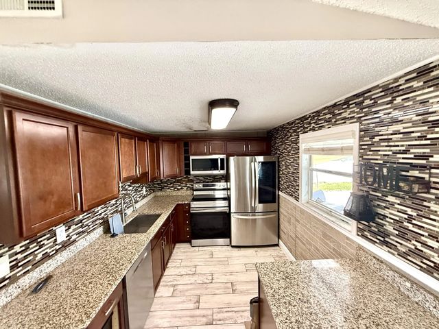 5 of 14 - 637 Sw Granadeer Street, Port St. Lucie, FL