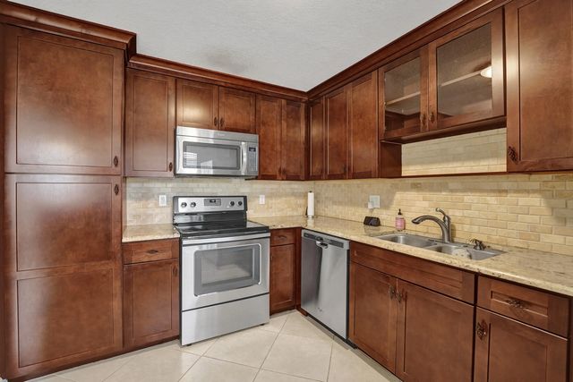 3 of 25 - 303 Lakeview Drive #102, Weston, FL