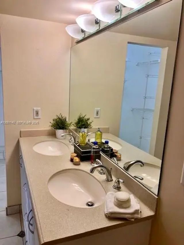 3 of 17 - 3910 Inverrary Boulevard #304-b, Lauderhill, FL