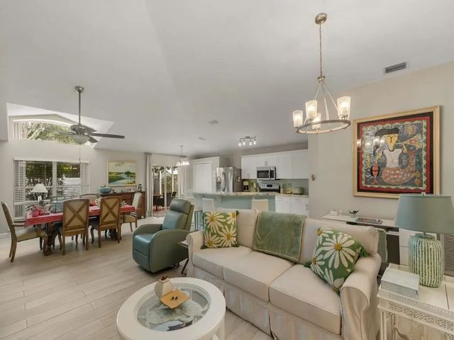 5 of 38 - 1007 E 13th Square, Vero Beach, FL