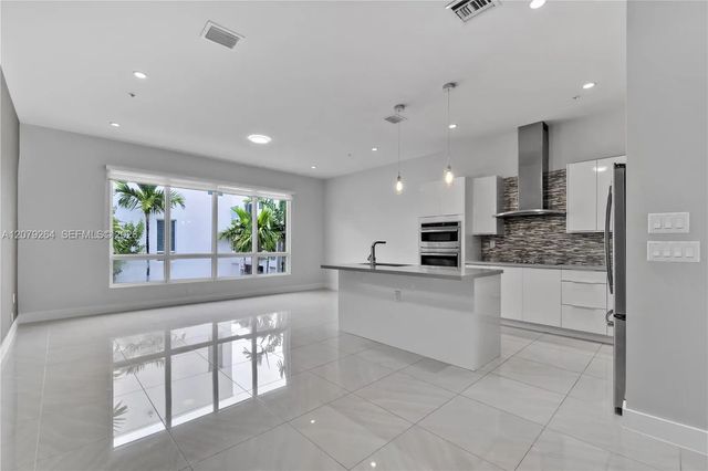 3 of 42 - 10517 Nw 66th Street, Doral, FL