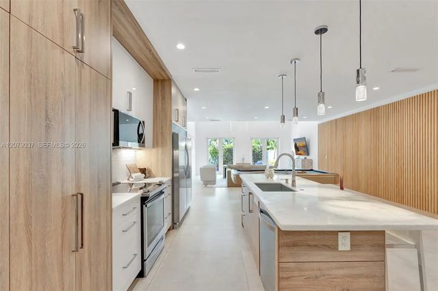 5 of 38 - 617 Ne 14th Avenue, Fort Lauderdale, FL