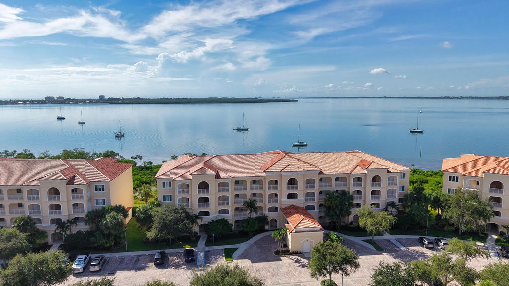 25 Harbour Isle Drive W #104, Fort Pierce