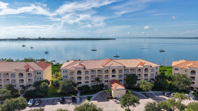 25 Harbour Isle Drive W #104, Fort Pierce