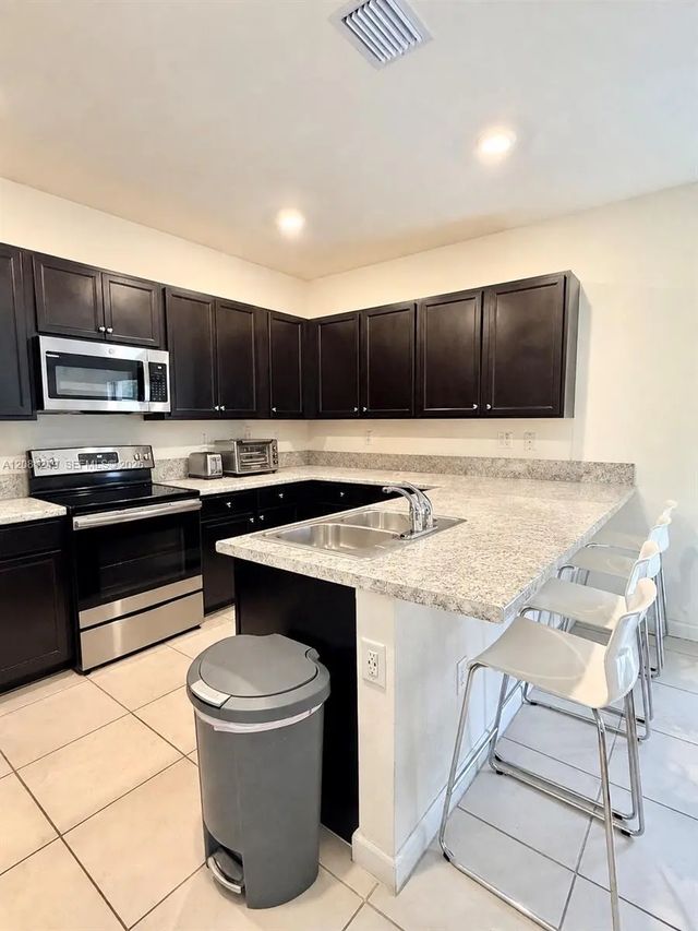 5 of 17 - 3344 W 105th Terrace, Hialeah, FL