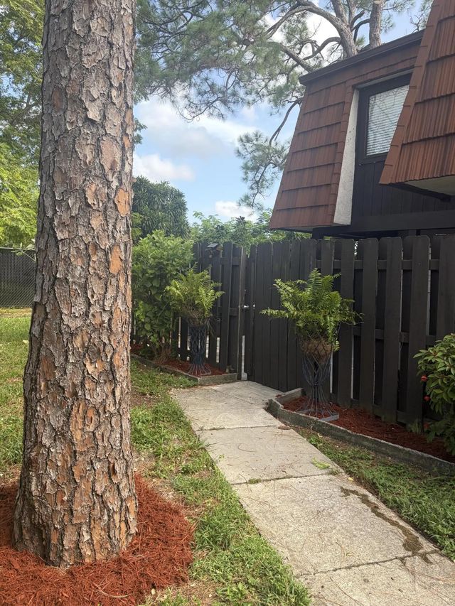 3 of 36 - 2200 White Pine Circle #b, Greenacres, FL