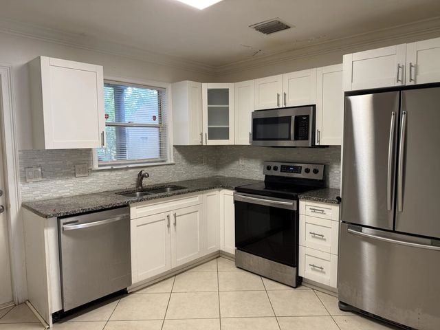 5 of 13 - 2018 S 10th Street, Fort Pierce, FL