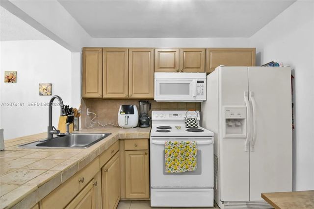 5 of 10 - 3527 Ne 168th Street #203, North Miami Beach, FL