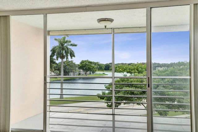 9480 Tangerine Place #402, Davie