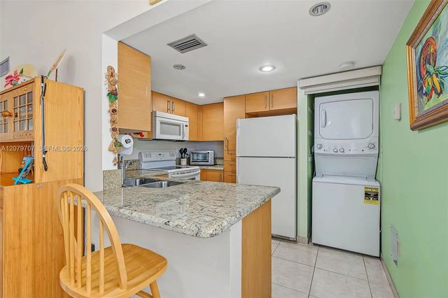 5 of 28 - 10300 Nw 9th St Circle #203, Miami, FL